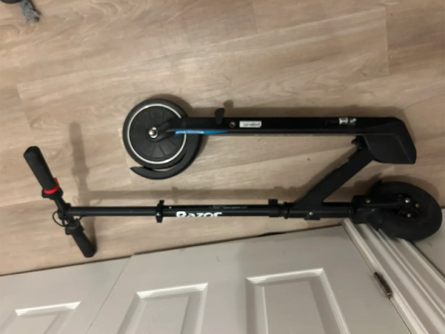 Razor Electric Scooter - Black image indicator(3)