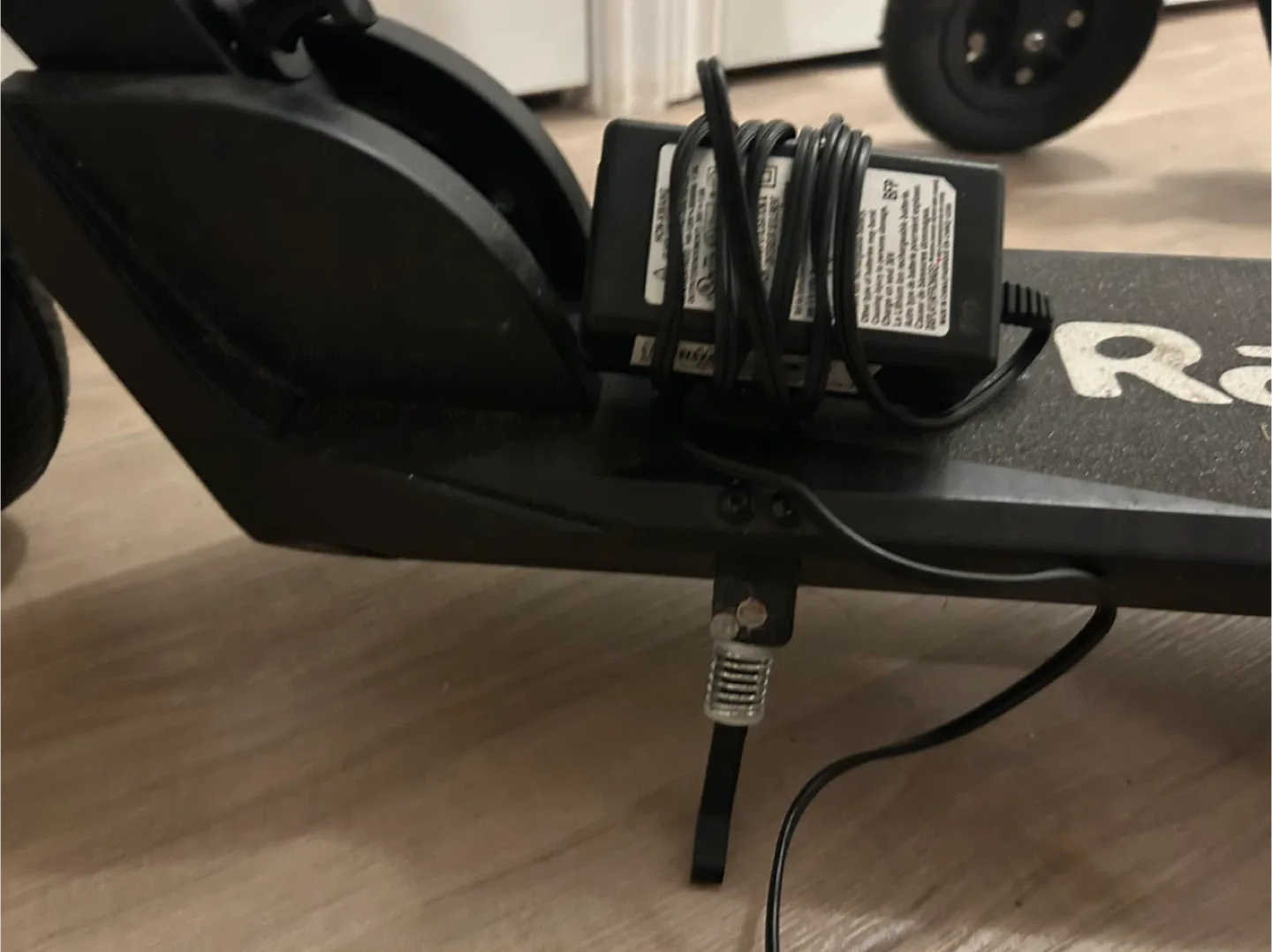 Razor Electric Scooter - Black image indicator(5)