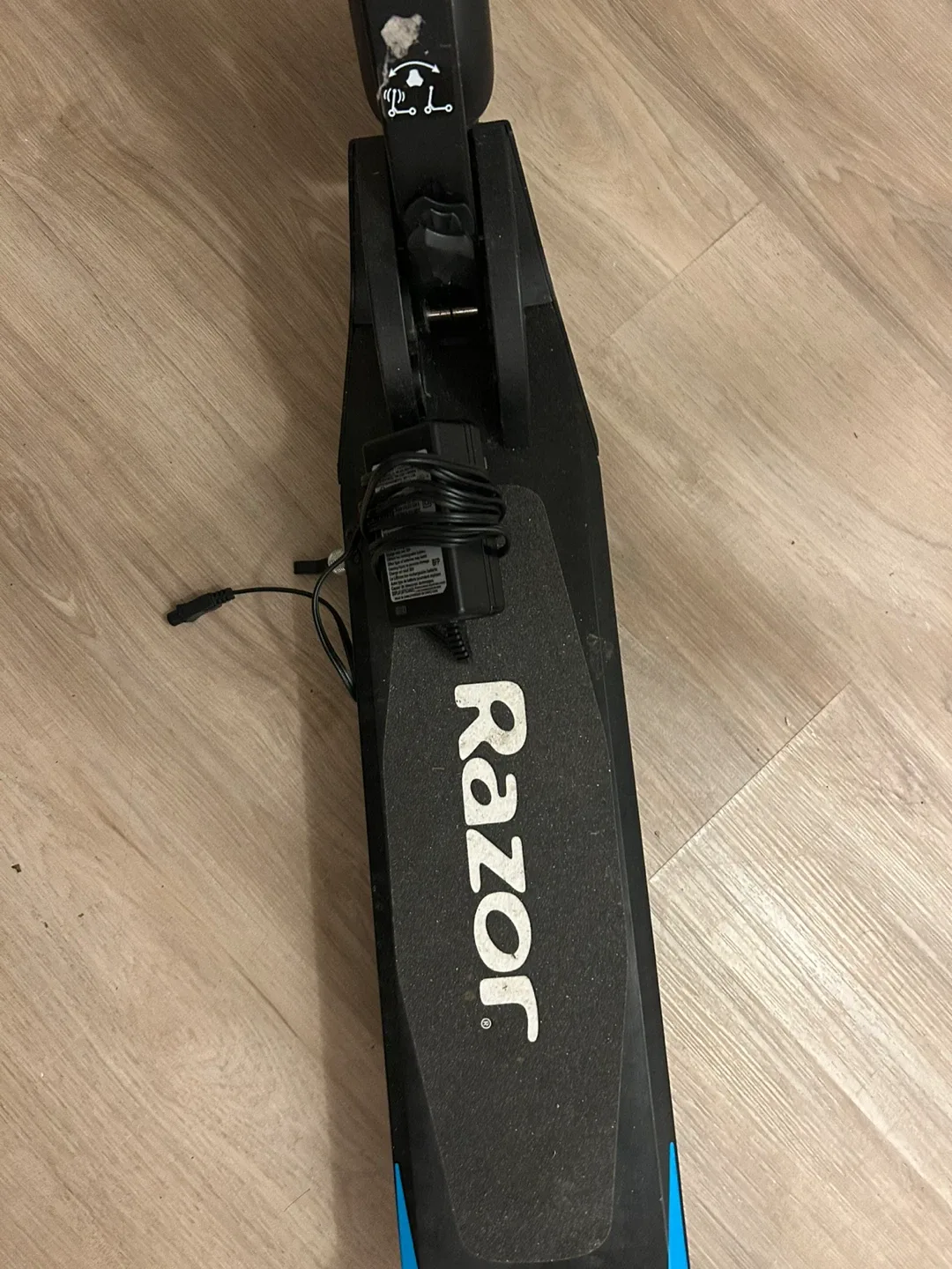 Razor Electric Scooter - Black image indicator(4)