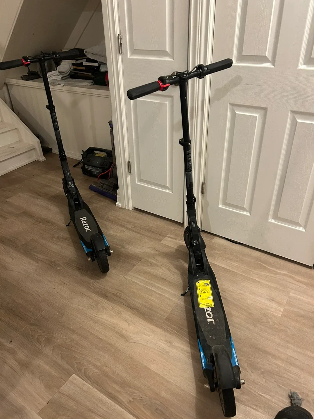 Razor Electric Scooter - Black image indicator(2)