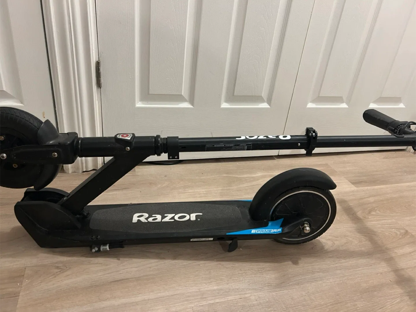 Razor Electric Scooter - Black image indicator(8)