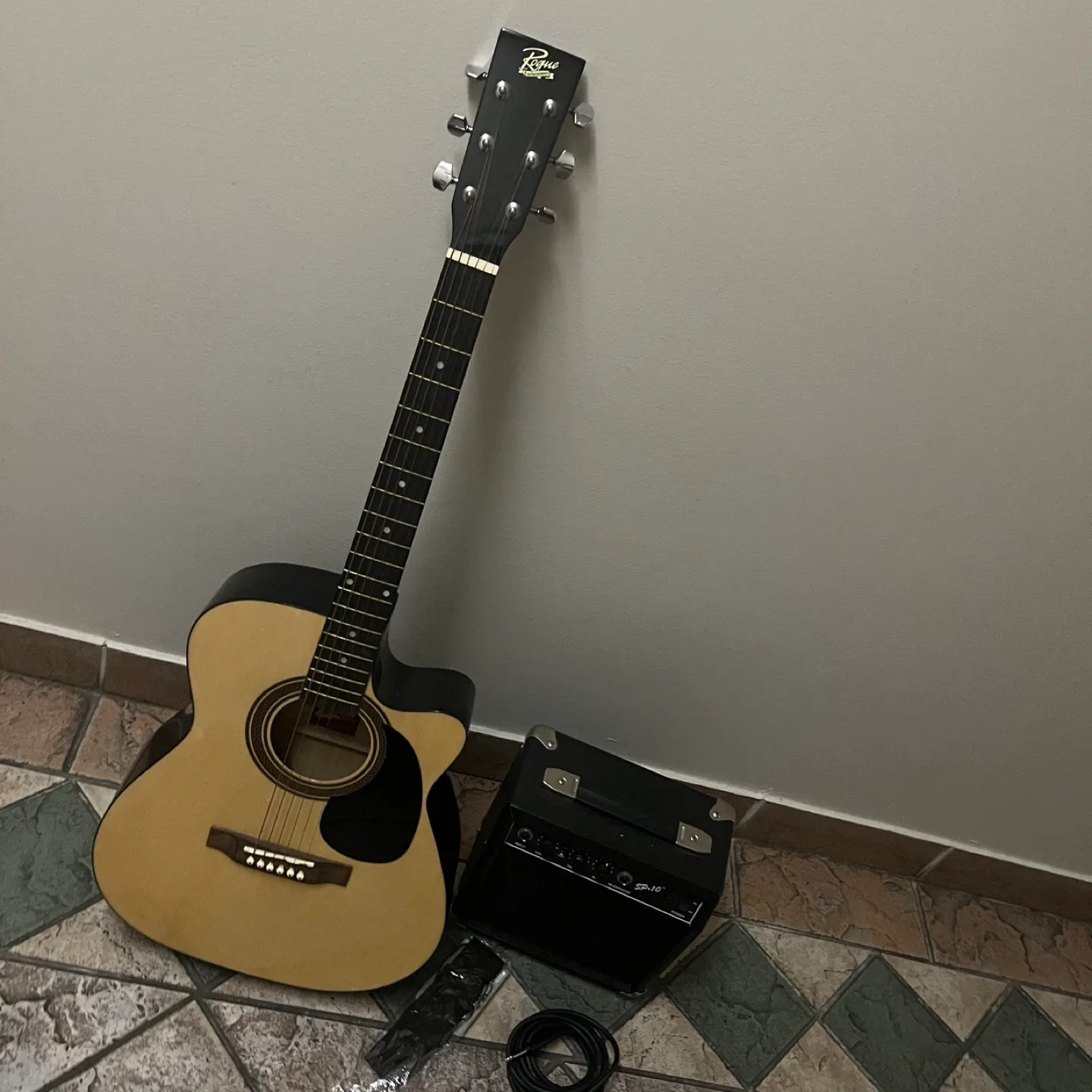 Rogue Semi Acoustic Guitar with SP.10 Amp
