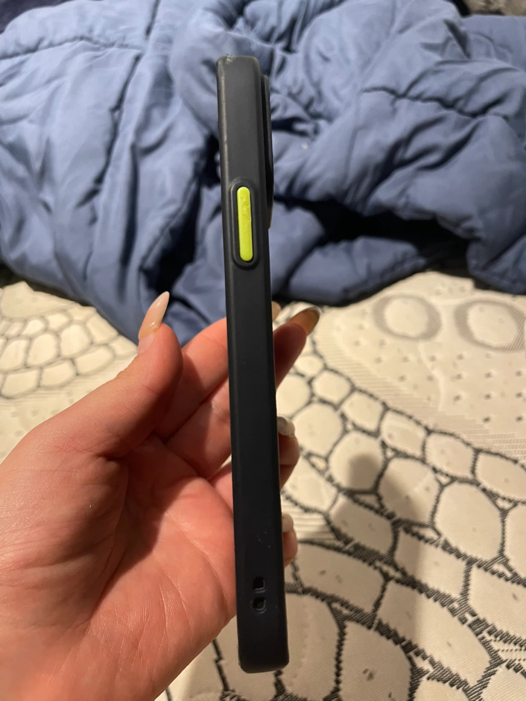 Black iphone 12 with case and lense protector - photo 3