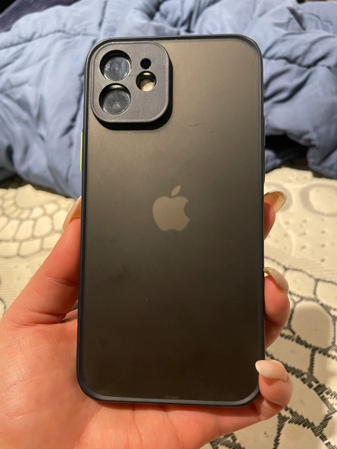 Black iphone 12 with case and lense protector - photo 4