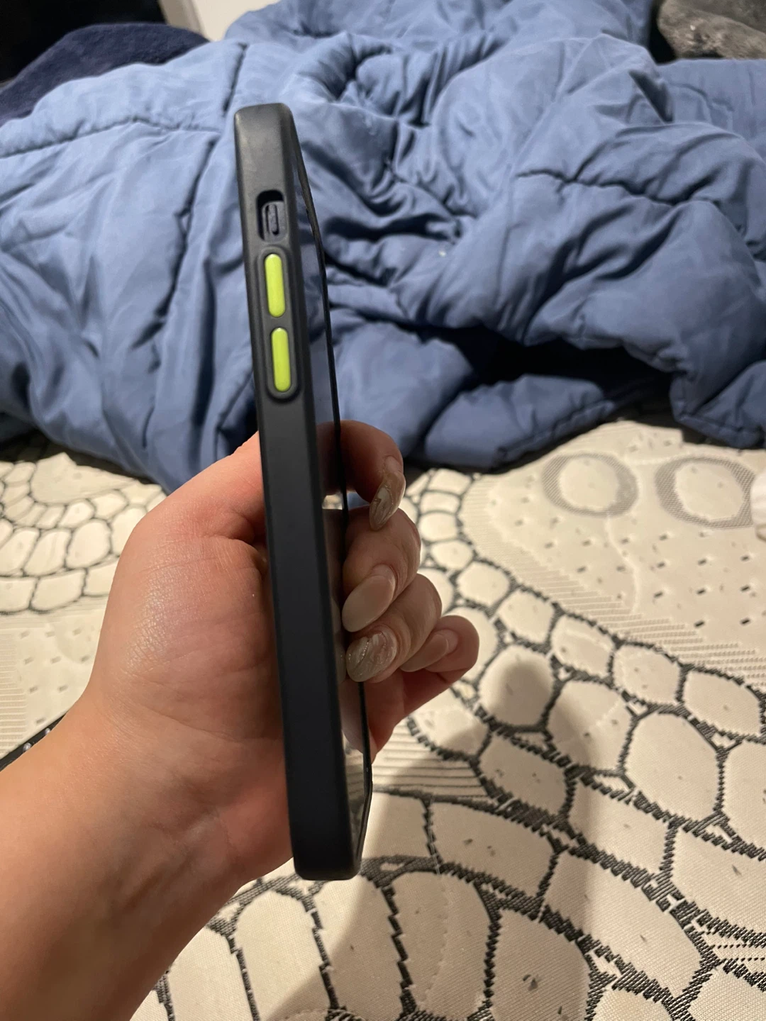 Black iphone 12 with case and lense protector - photo 2