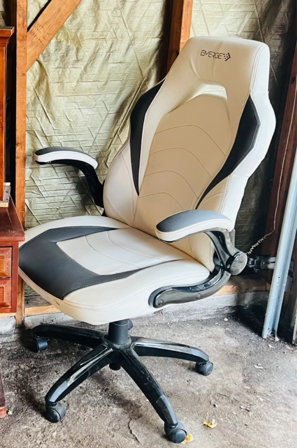 Emerge Vartan Cream/Black Gaming Chair