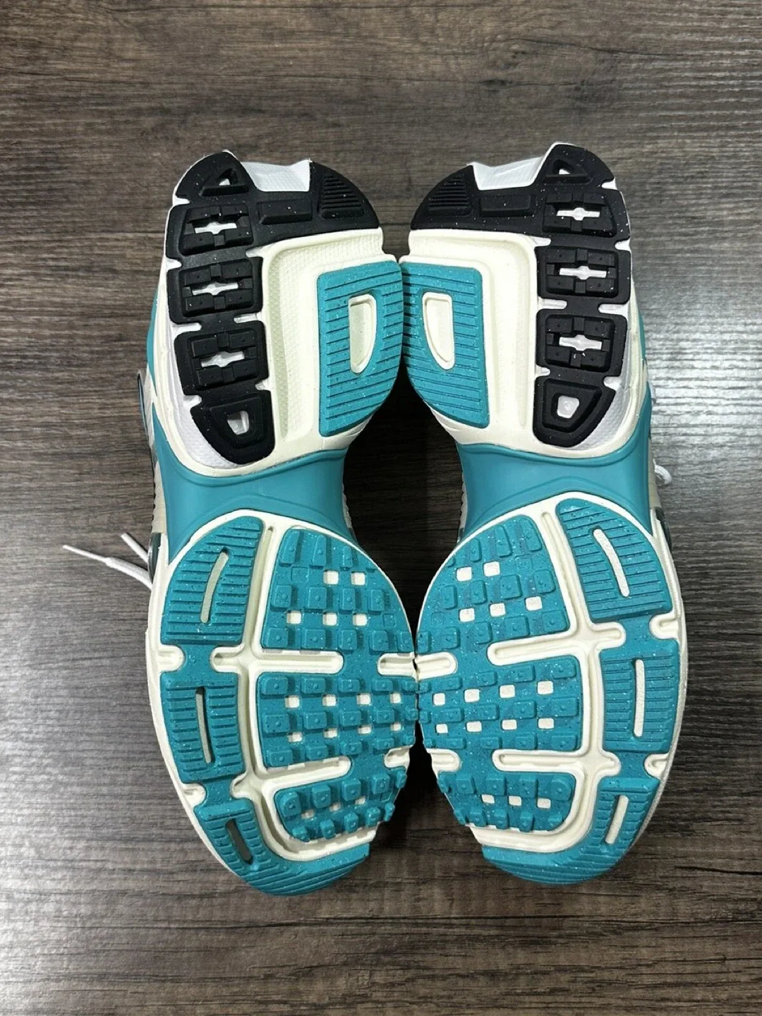 Nike V2K Run image indicator(4)