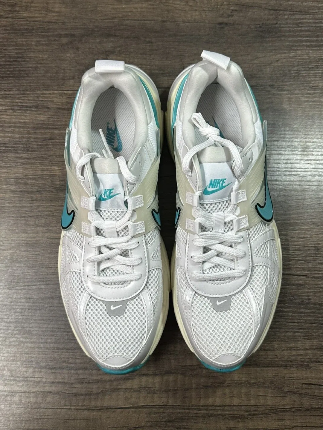 Nike V2K Run image indicator(2)