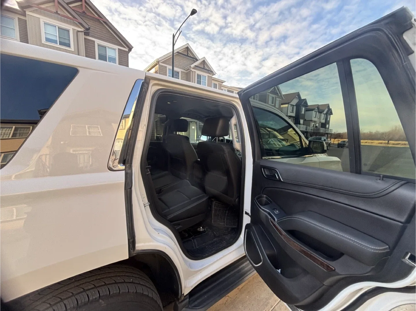 White Chevrolet Tahoe SUV 2019 image indicator(3)