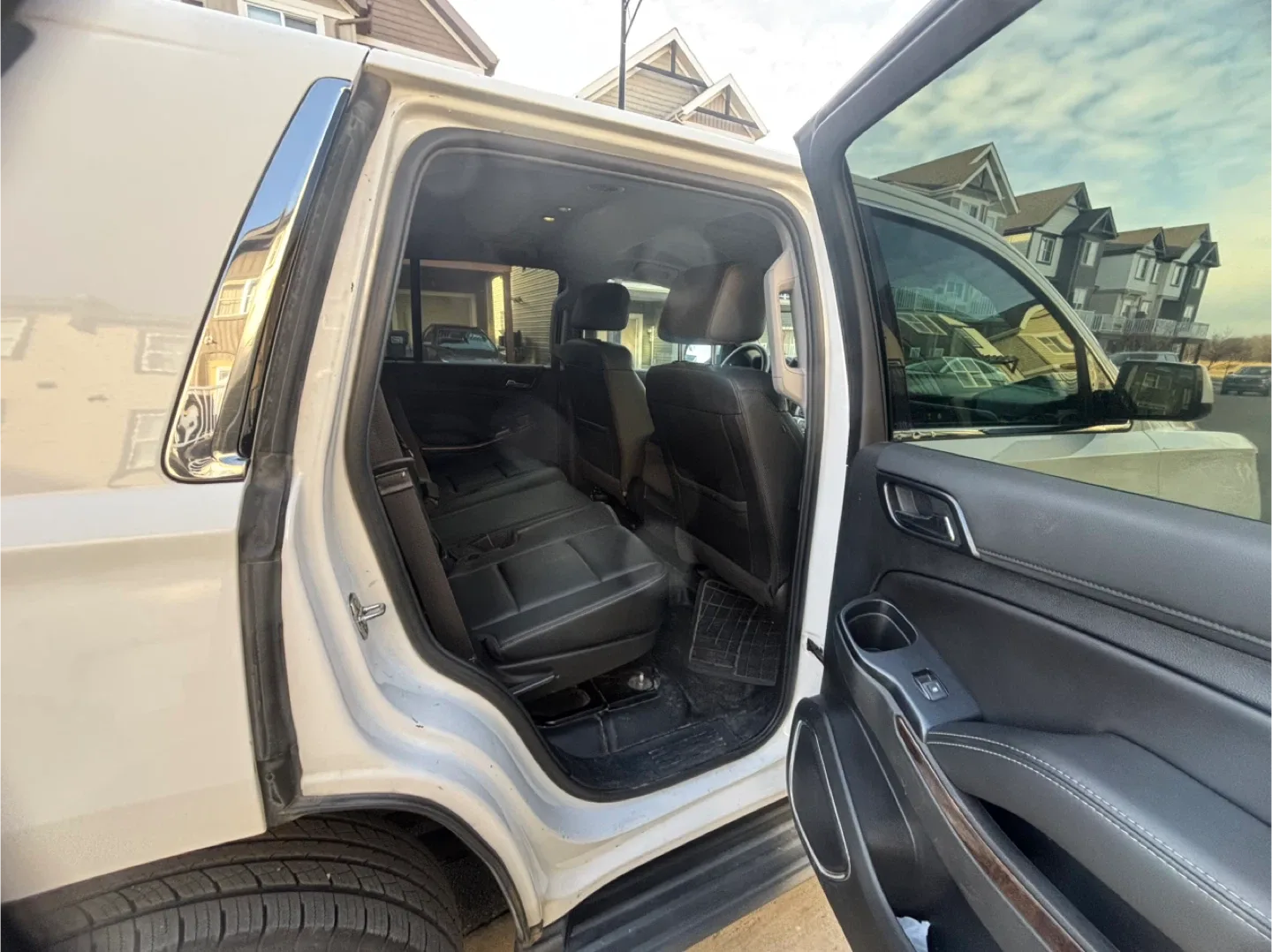 White Chevrolet Tahoe SUV 2019 image indicator(5)