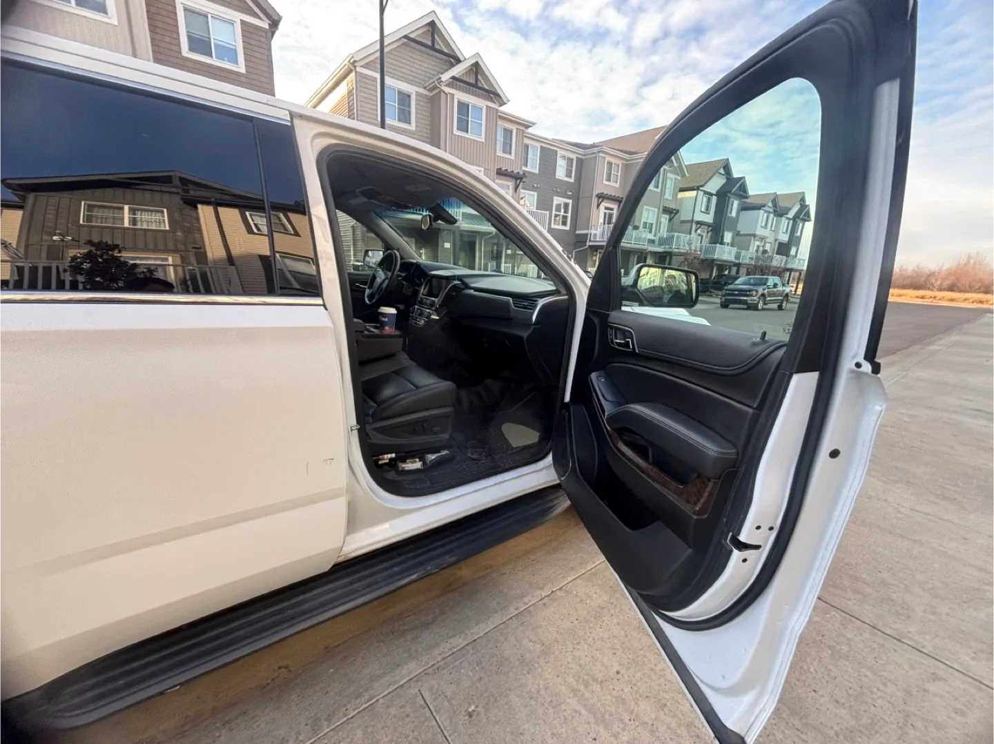 White Chevrolet Tahoe SUV 2019 image indicator(4)