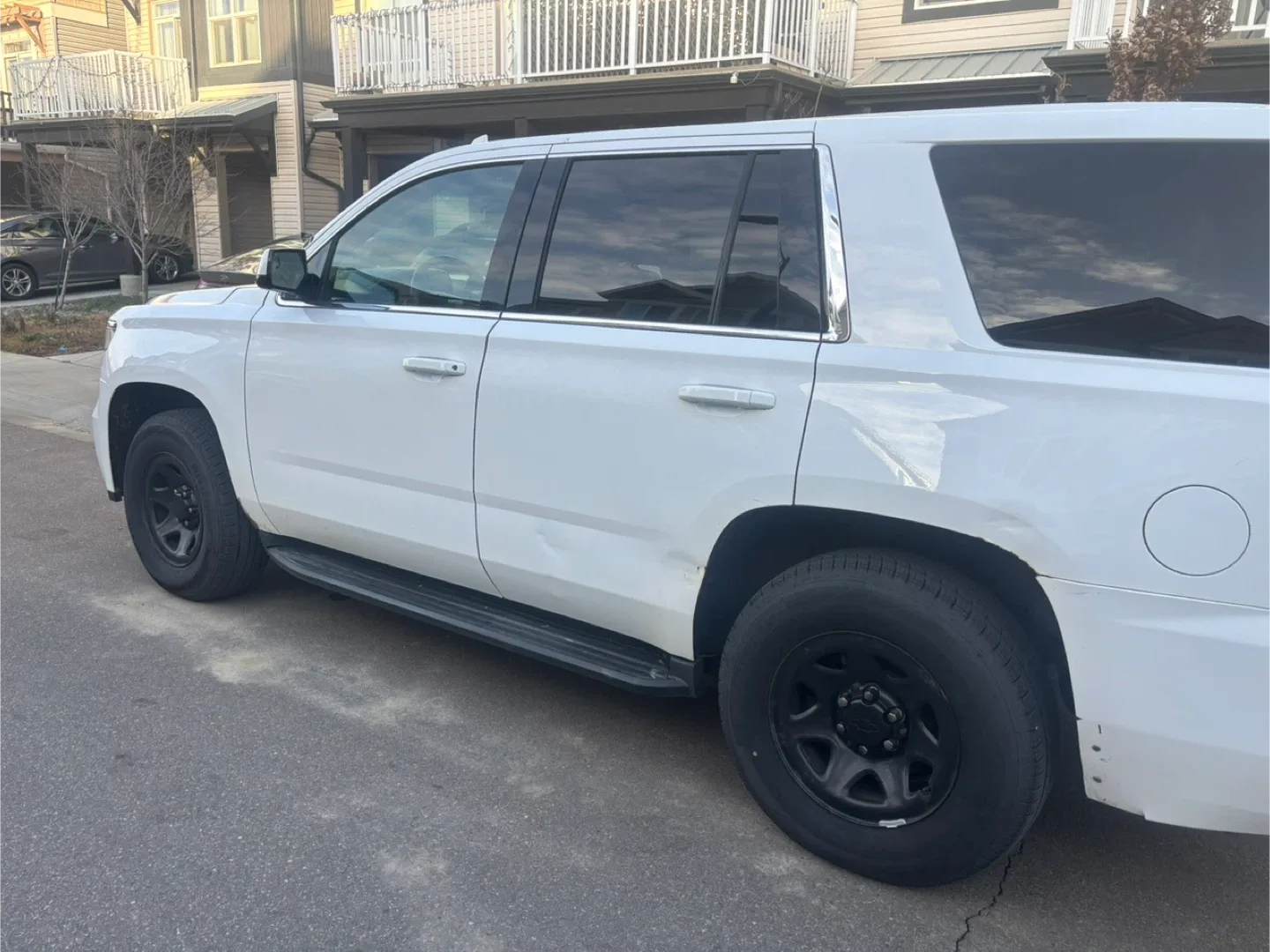 White Chevrolet Tahoe SUV 2019 image indicator(2)