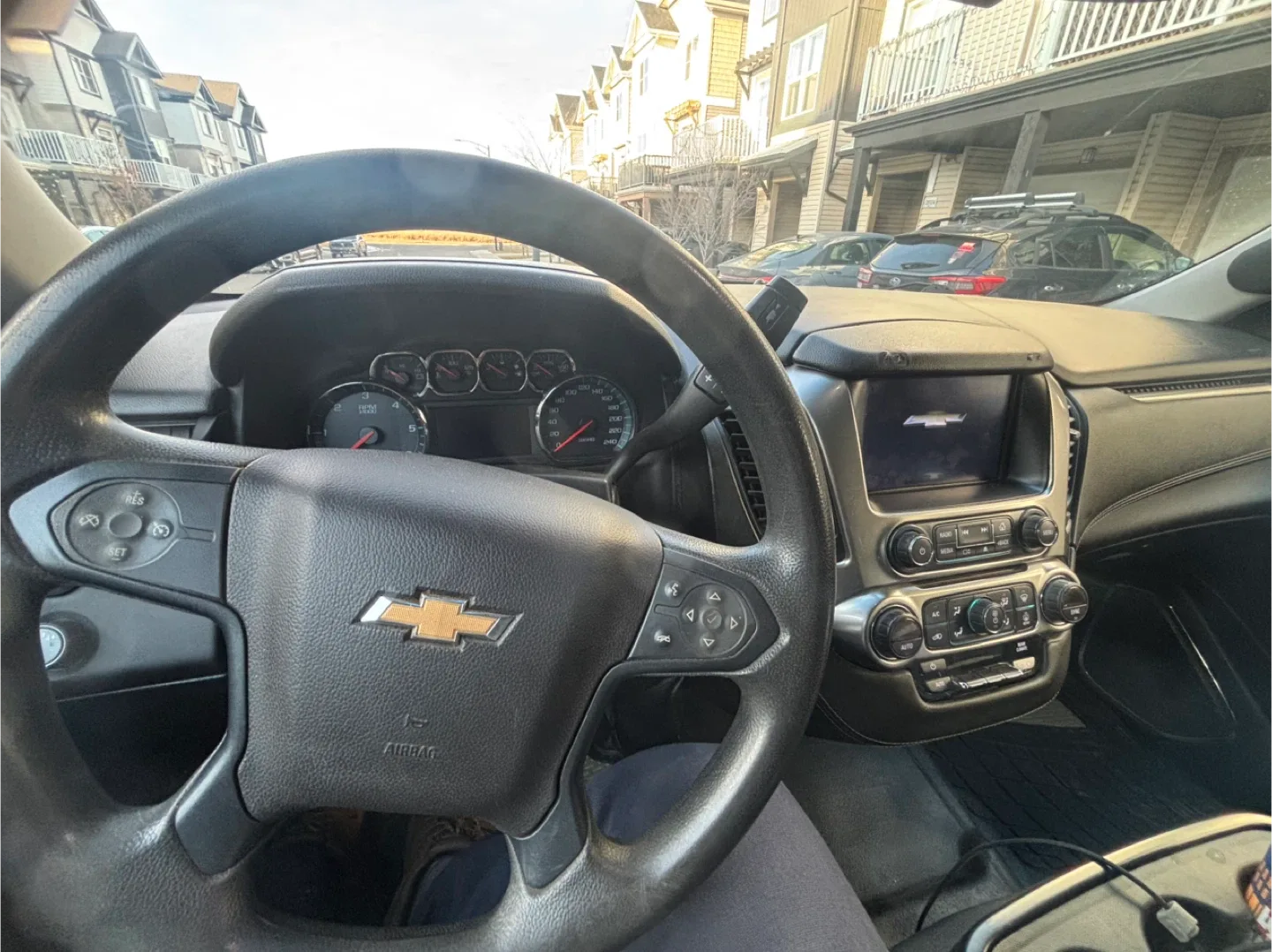 White Chevrolet Tahoe SUV 2019 image indicator(9)