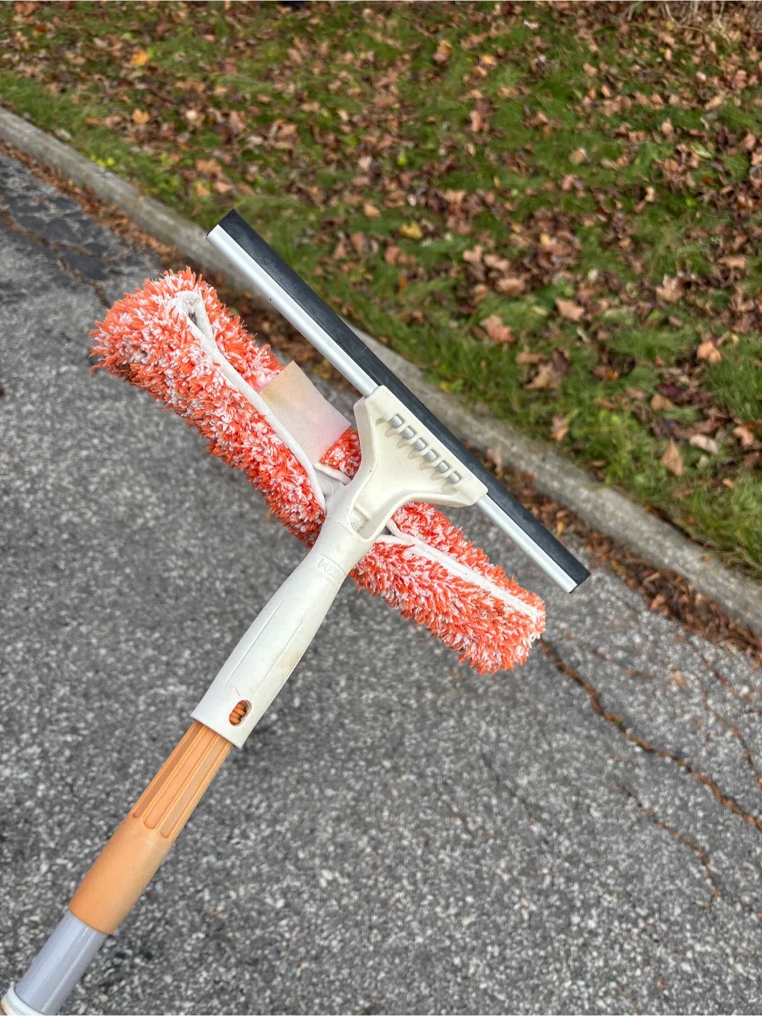 Window Squeegee with Microfiber Scrubber #cleanout image indicator(3)