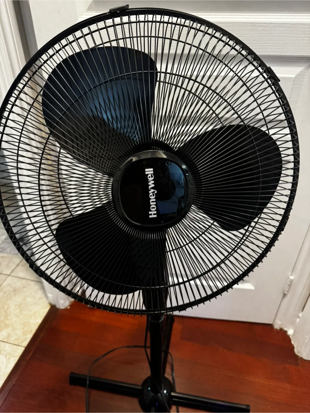 Honeywell Black Stand Fan image indicator(2)