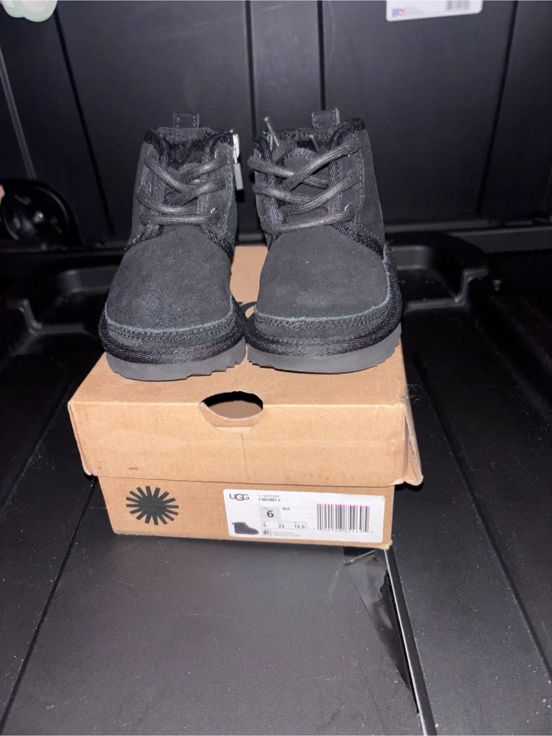 #CleanOut  UGG Neumel II Black Boots - Size 6 image indicator(2)