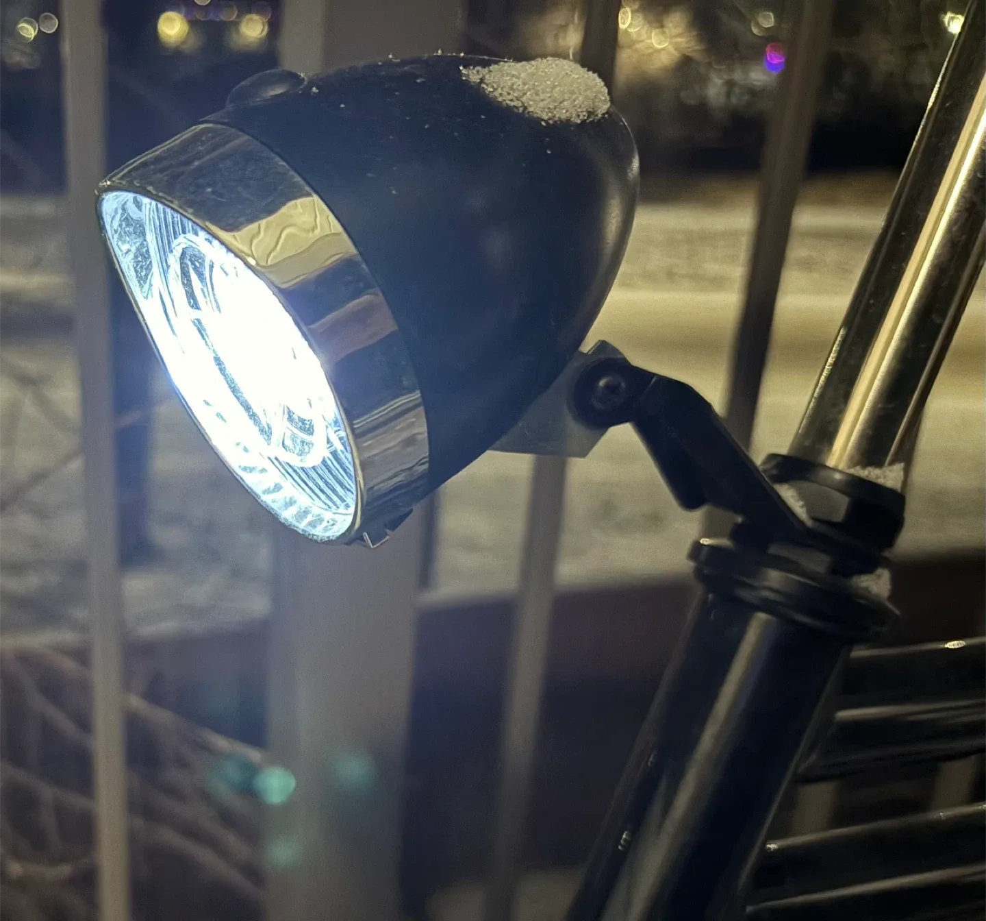 Adult Black Bicycle - 28 x 1 1/2 image indicator(3)