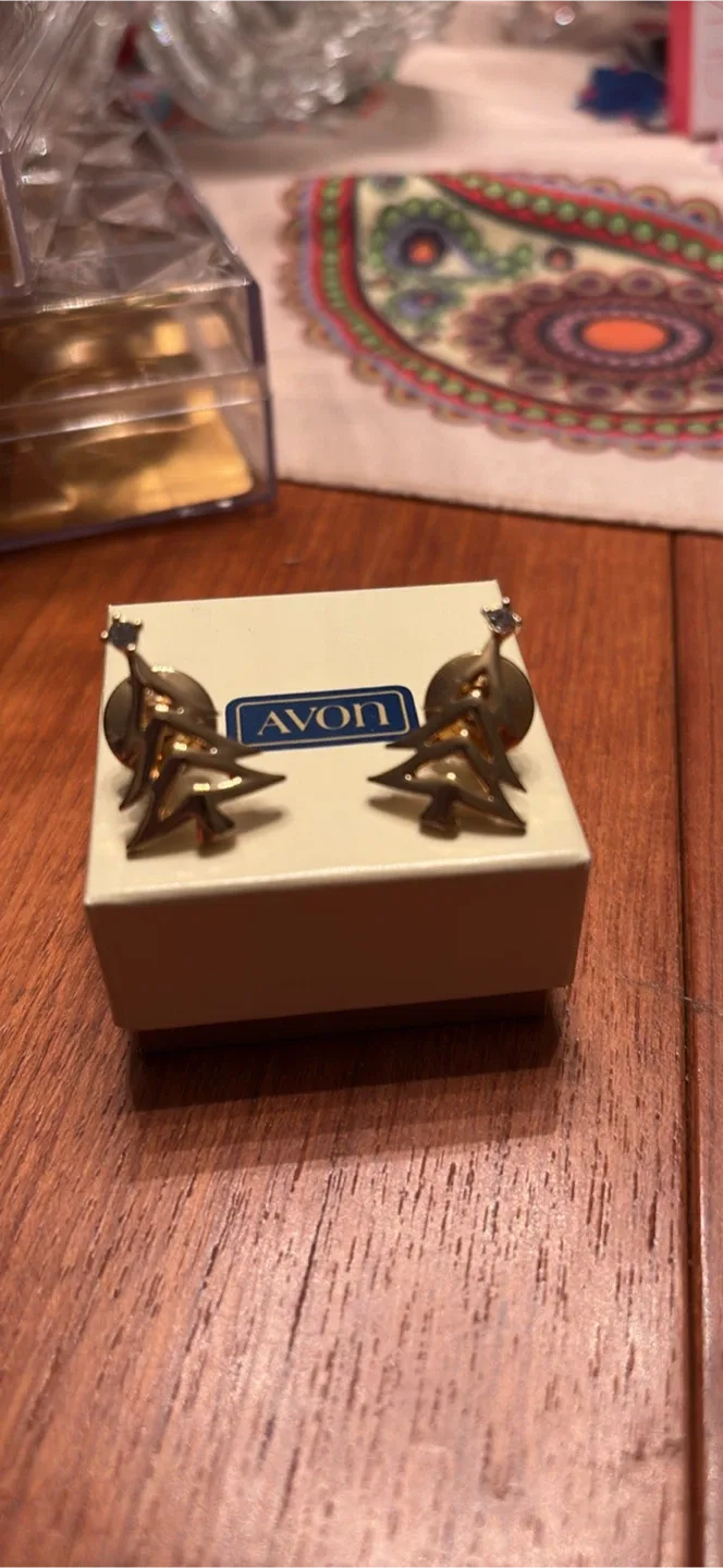 Avon Christmas Tree Pin Set - Gold Tone image indicator(6)