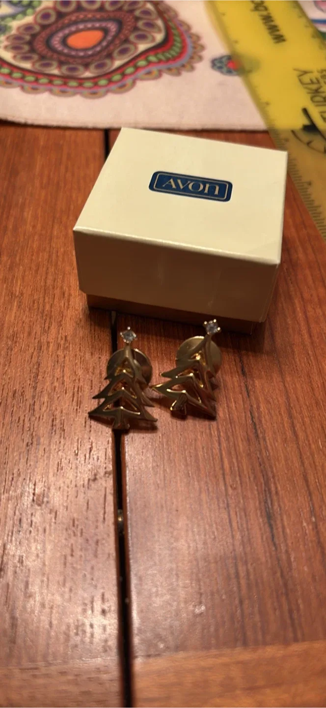 Avon Christmas Tree Pin Set - Gold Tone image indicator(2)