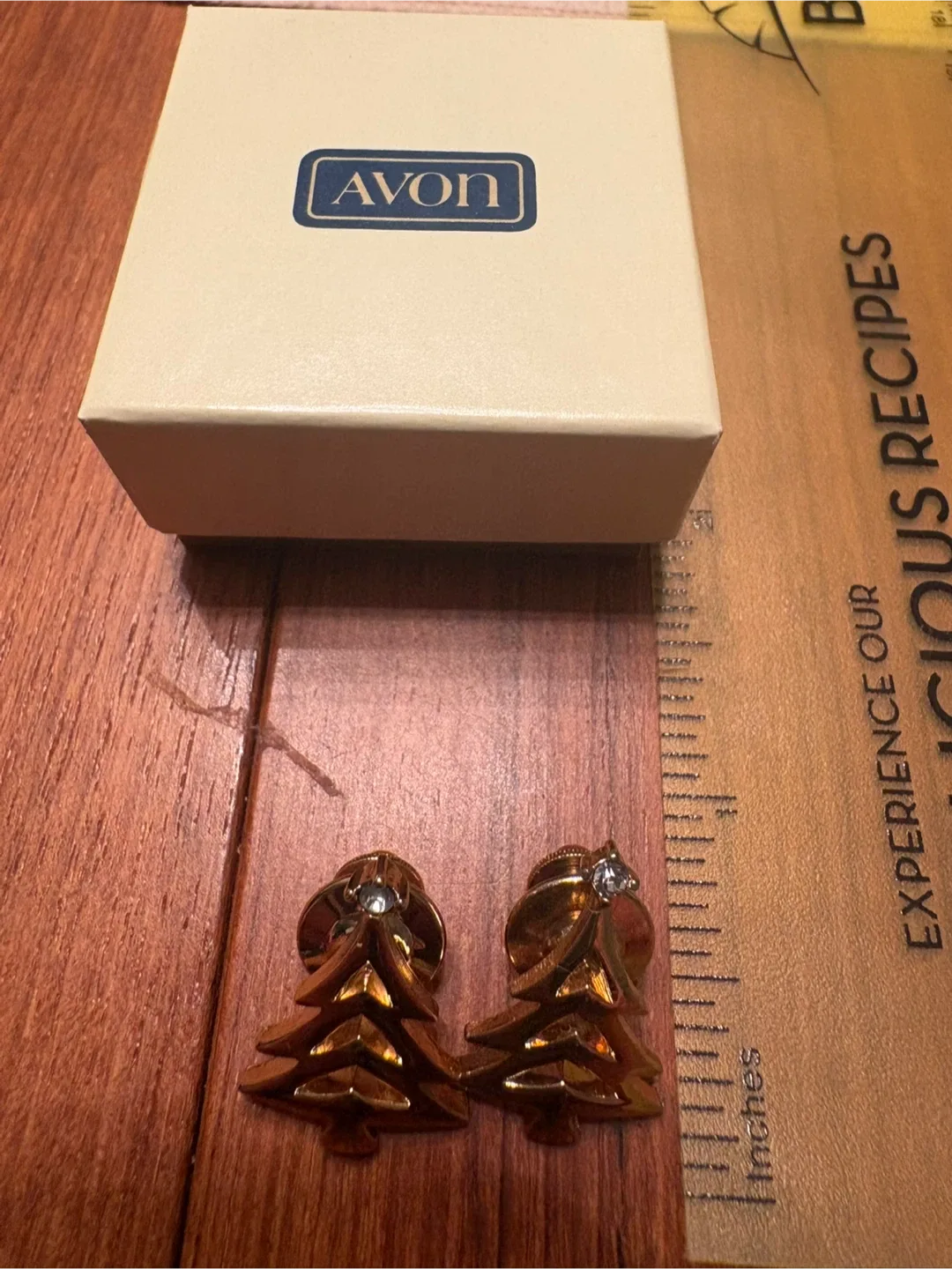 Avon Christmas Tree Pin Set - Gold Tone image indicator(4)