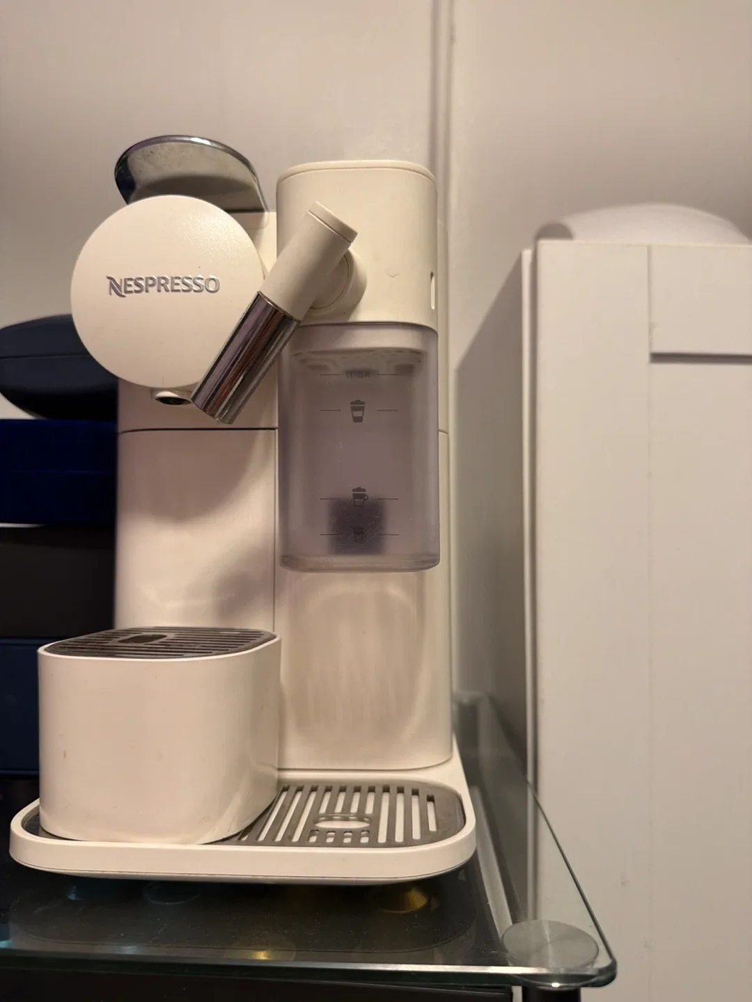 Nespresso Lattissima One Coffee Machine image indicator(2)