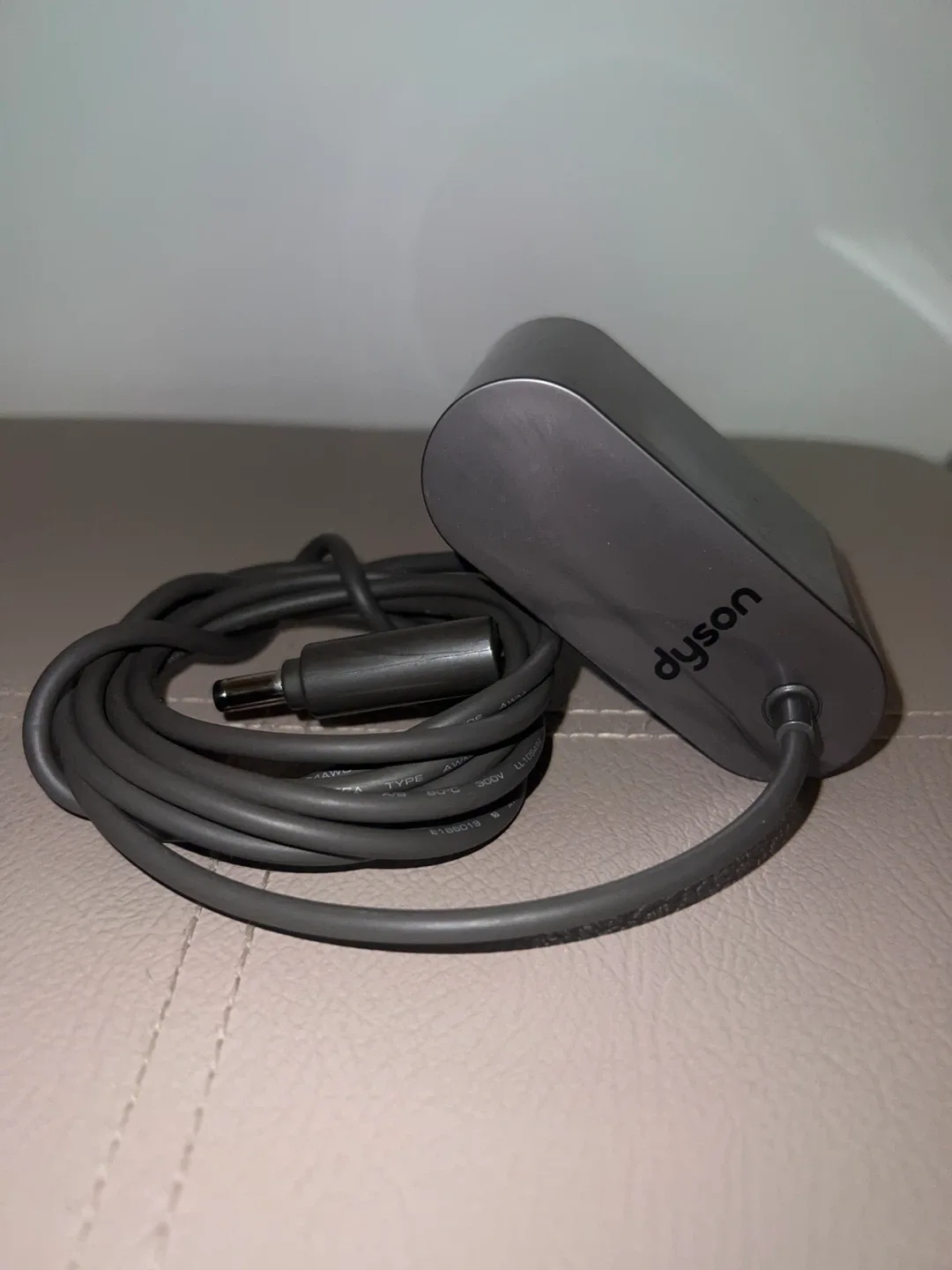 Dyson 205720-02 Battery Charger