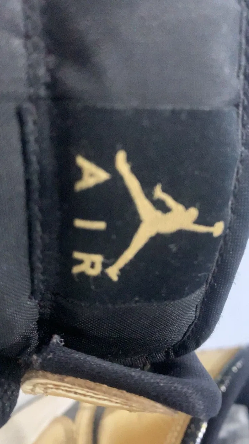 Air Jordan 1 High Black/Gold image indicator(4)