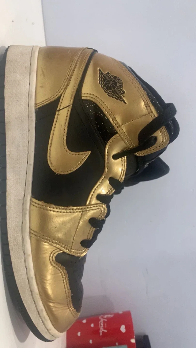 Air Jordan 1 High Black/Gold image indicator(2)