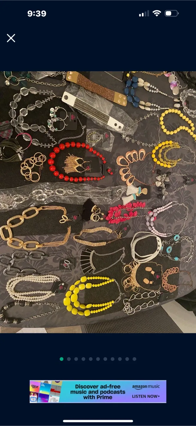 Paparazzi Jewelry Lot - Necklaces, Bracelets, Earrings image indicator(7)
