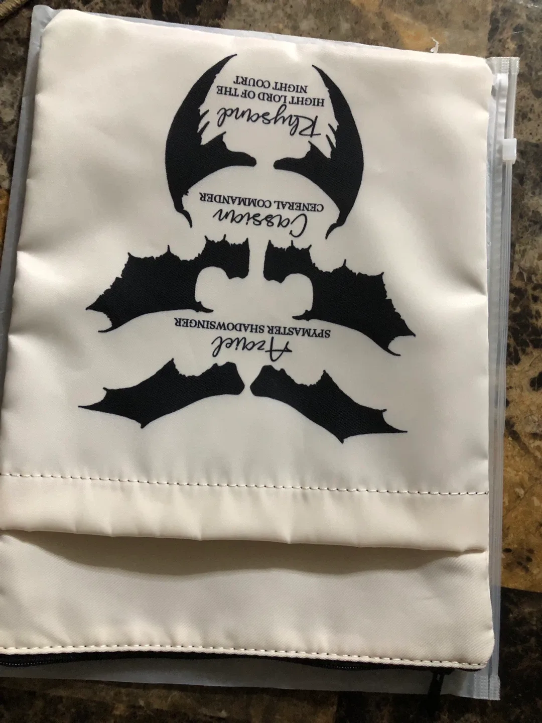 A Court of Thorns and Roses (ACOTAOR  ) book case Pouch - New image indicator(3)