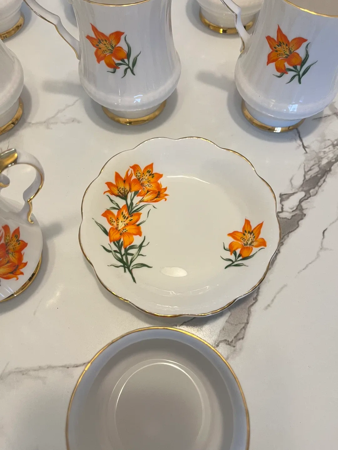 Royal Albert 'Golden Lily' Tea Set image indicator(5)