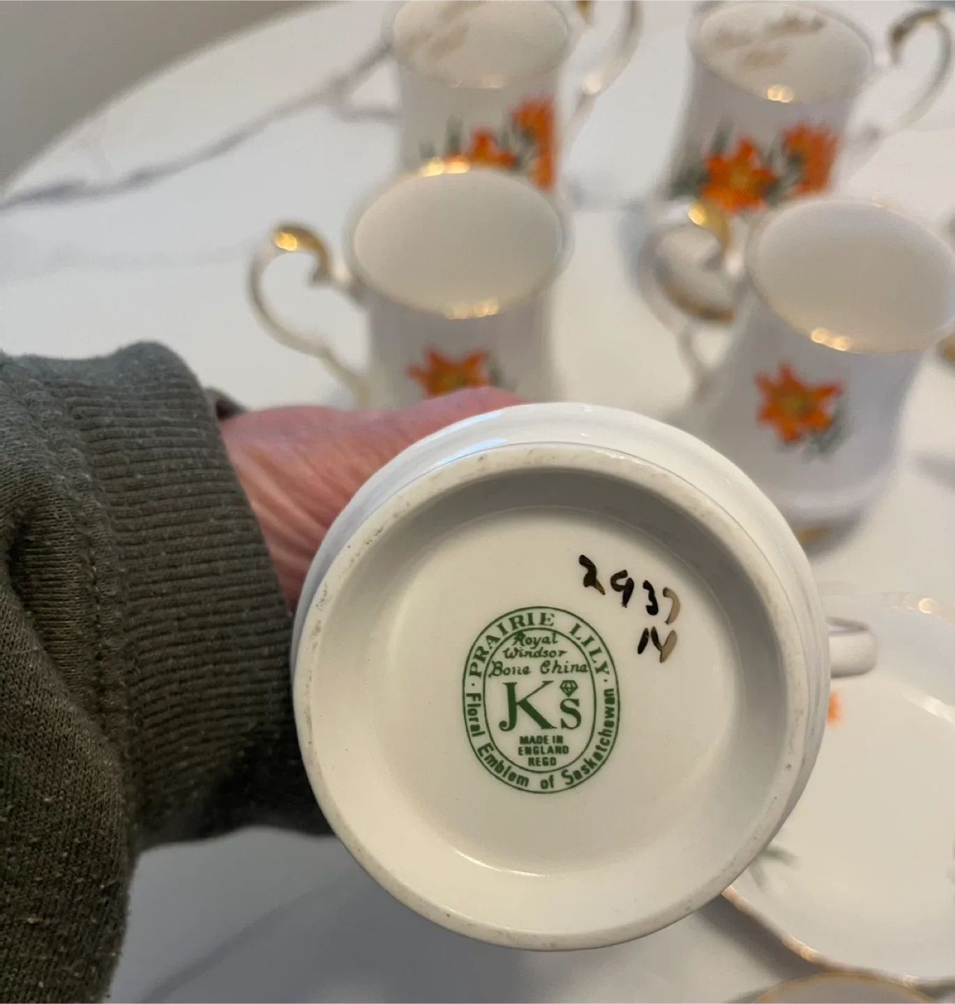 Royal Albert 'Golden Lily' Tea Set image indicator(6)