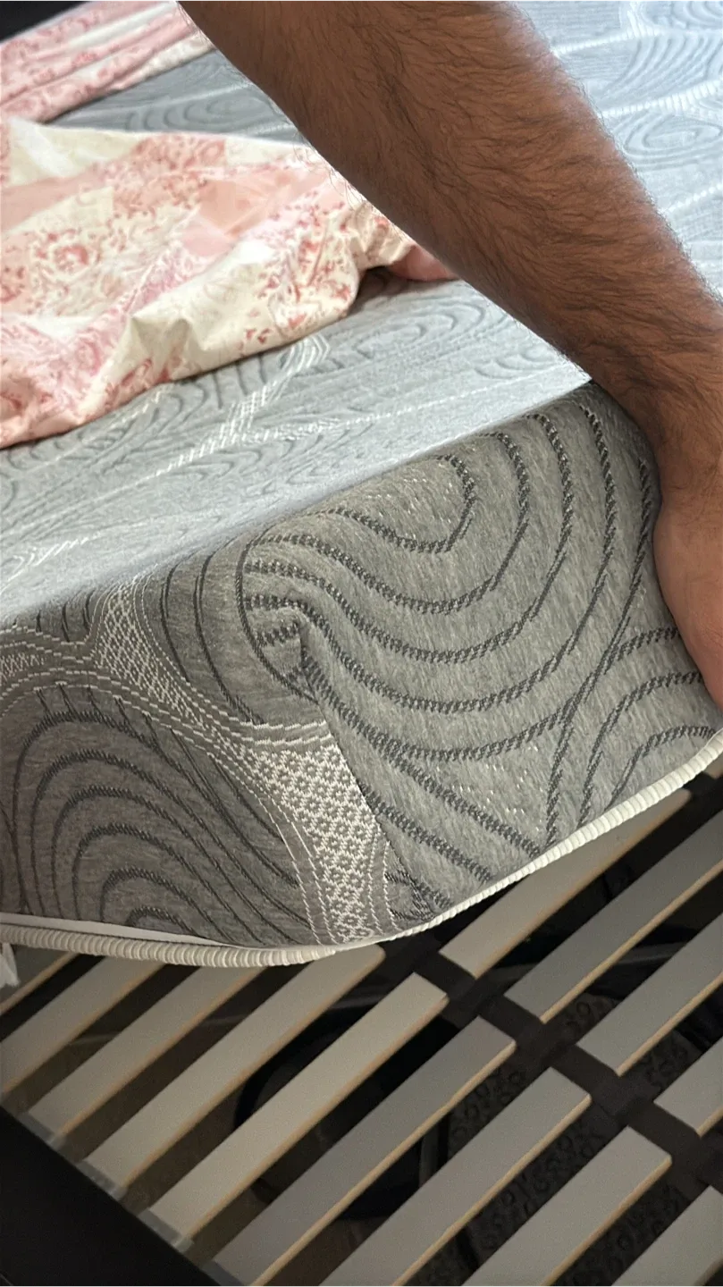 Queen Mattress for sale image indicator(2)