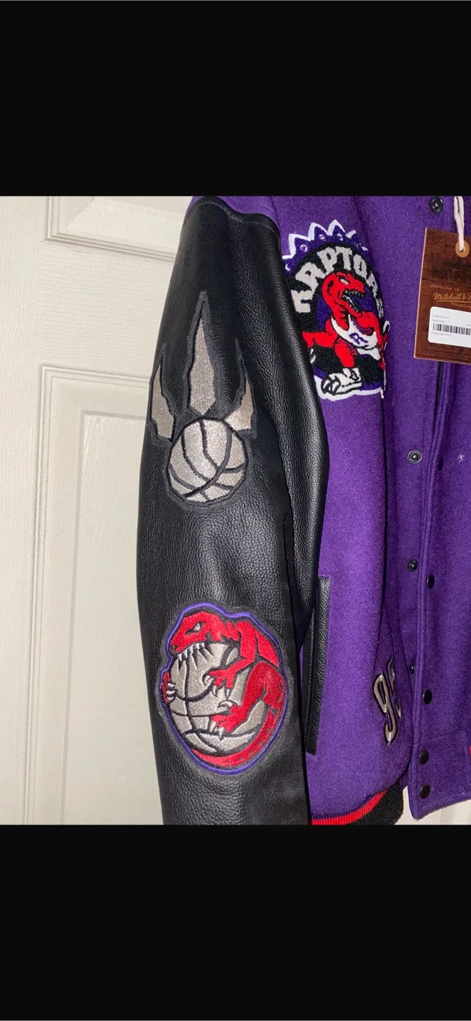 Mitchell & Ness Raptors Varsity Jacket - Size M image indicator(6)