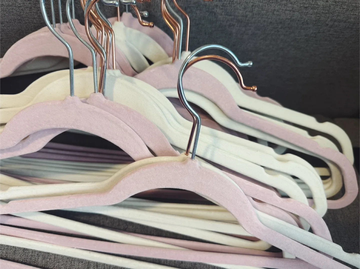 25 velvet Pink&White hangers image indicator(2)