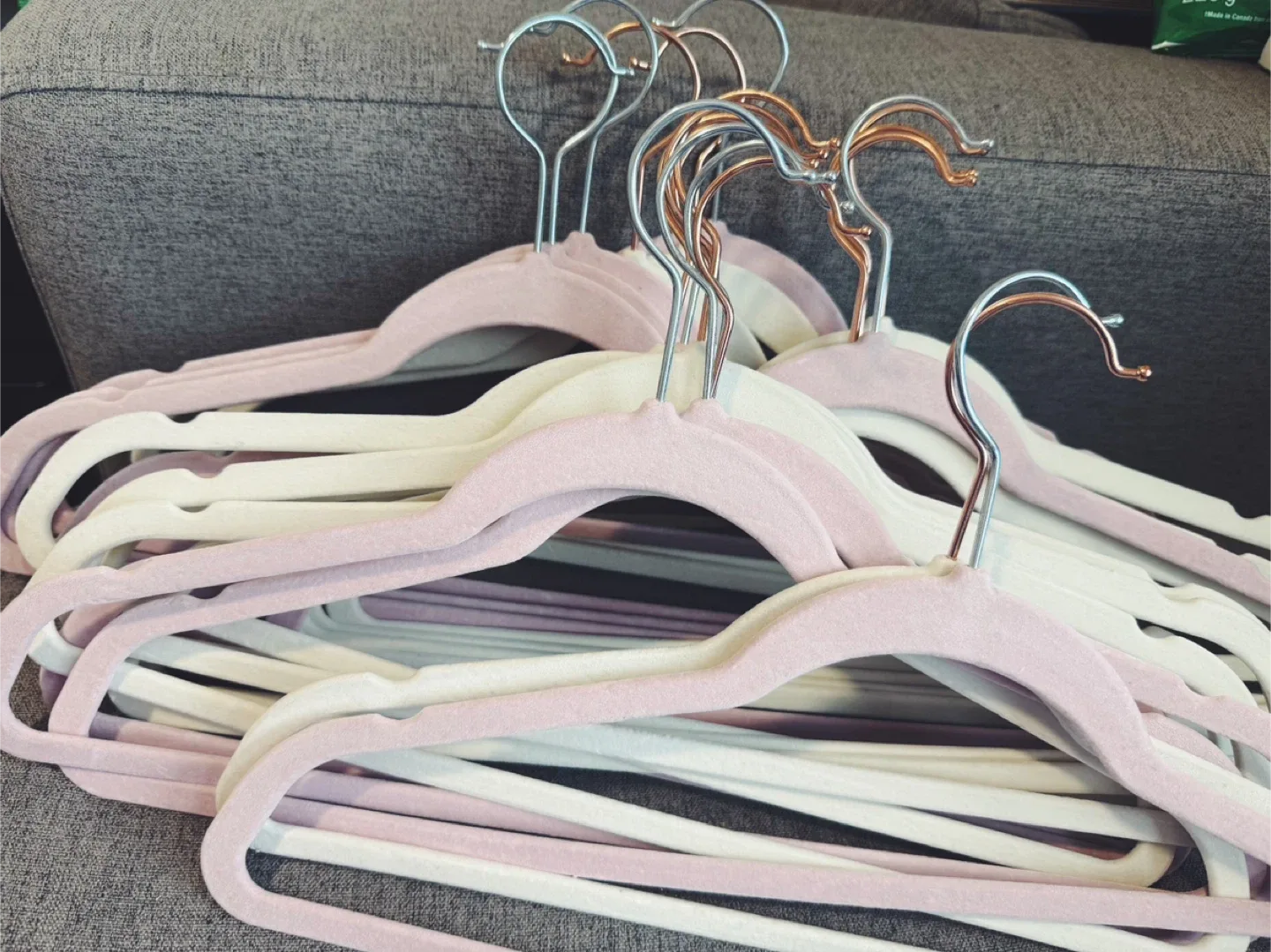 25 velvet Pink&White hangers