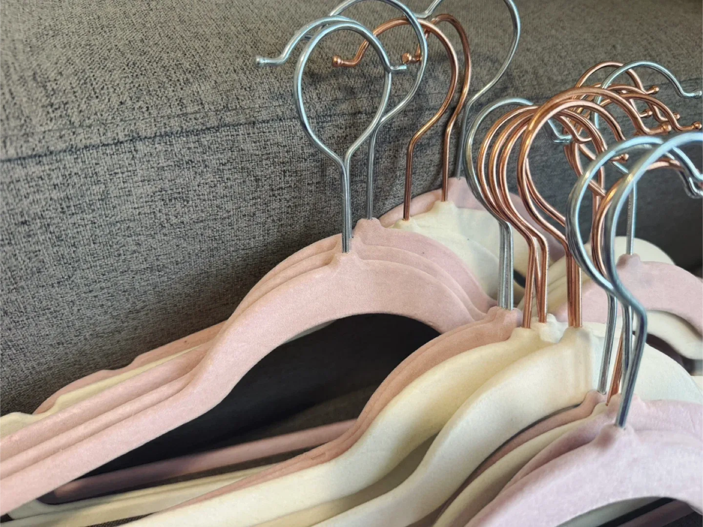 25 velvet Pink&White hangers image indicator(3)