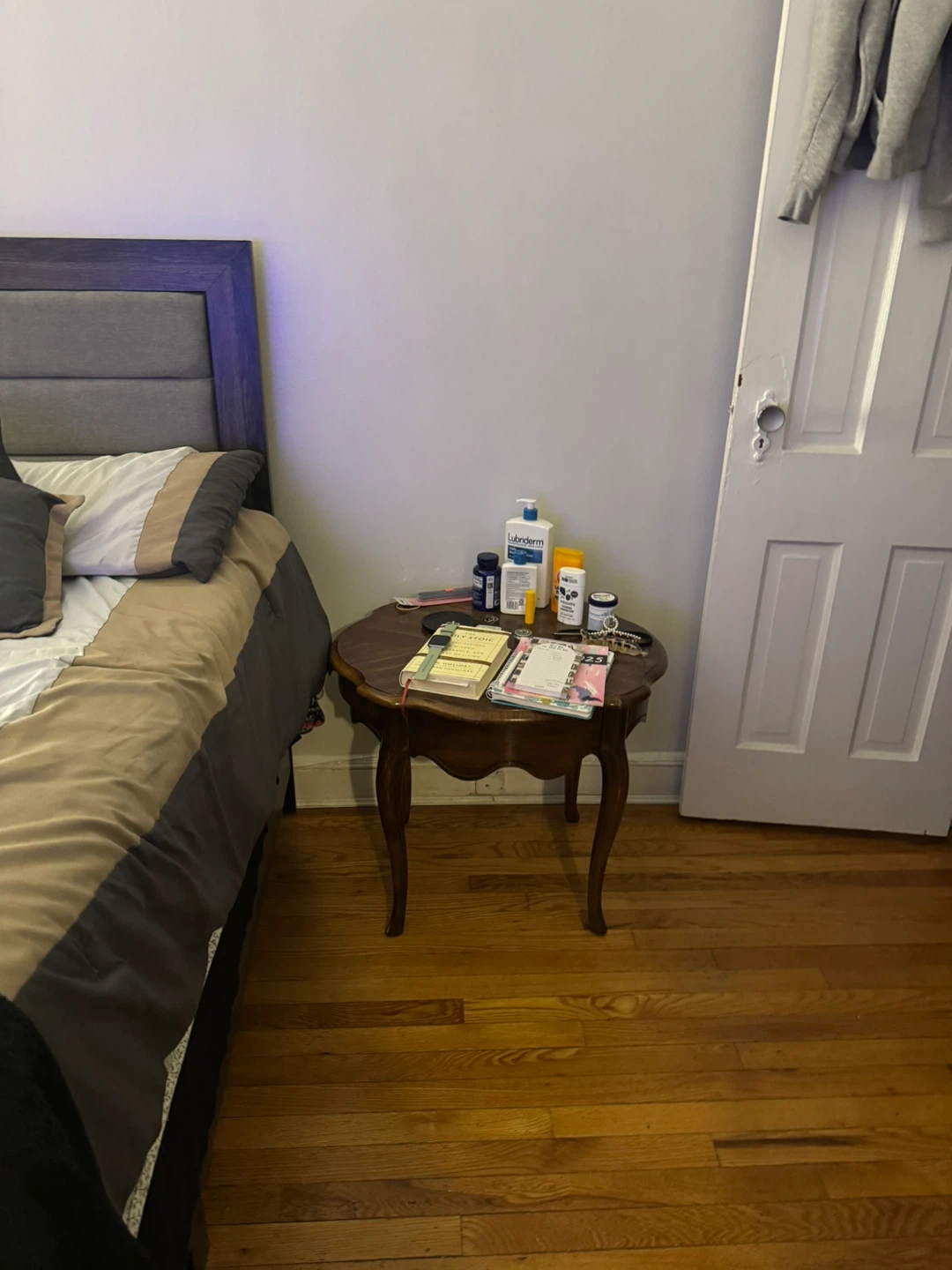 Bedroom Furniture Set – Excellent Condition ( No delivery) - photo 4