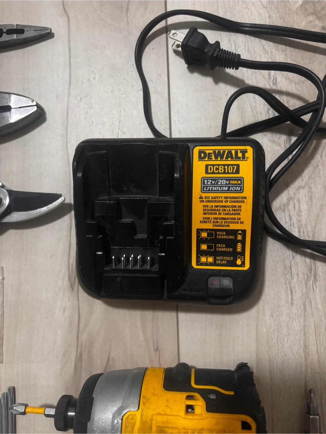 DeWALT 20V Brushless Impact Driver + Battery + Charger + But Set image indicator(2)
