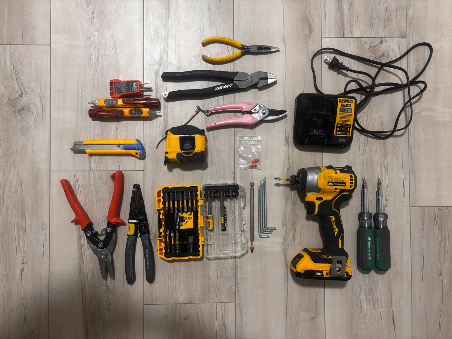 DeWALT 20V Brushless Impact Driver + Battery + Charger + But Set - photo 4