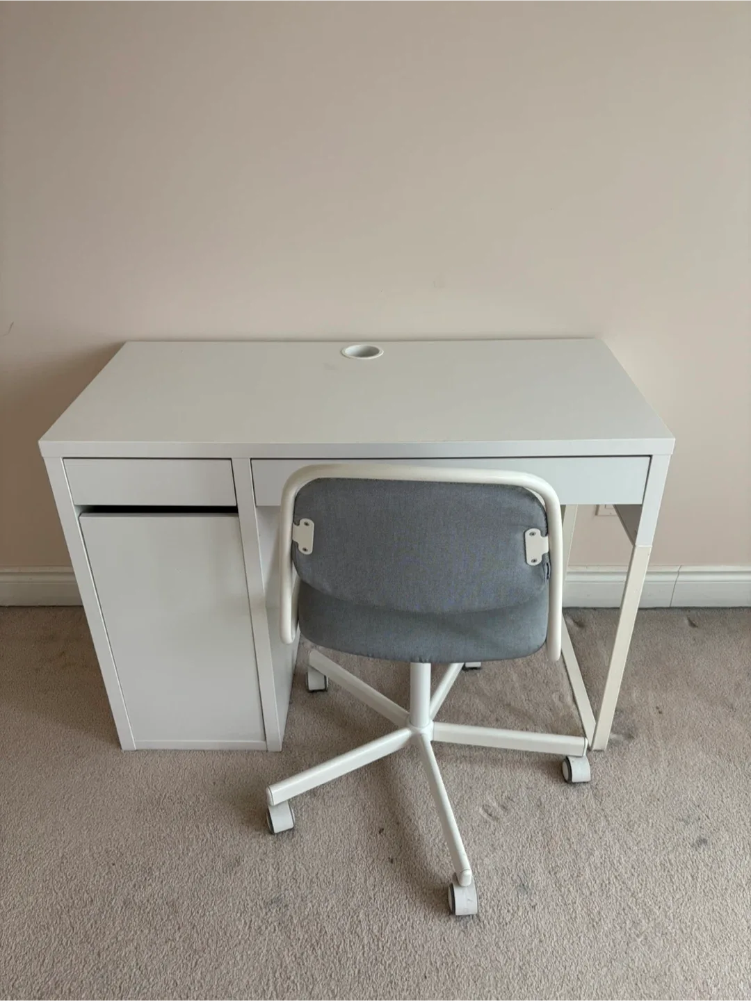 White Desk and Grey Chair Set image indicator(4)