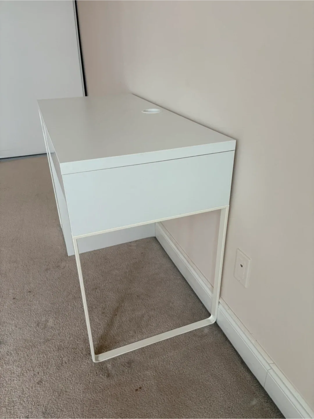 White Desk and Grey Chair Set image indicator(3)