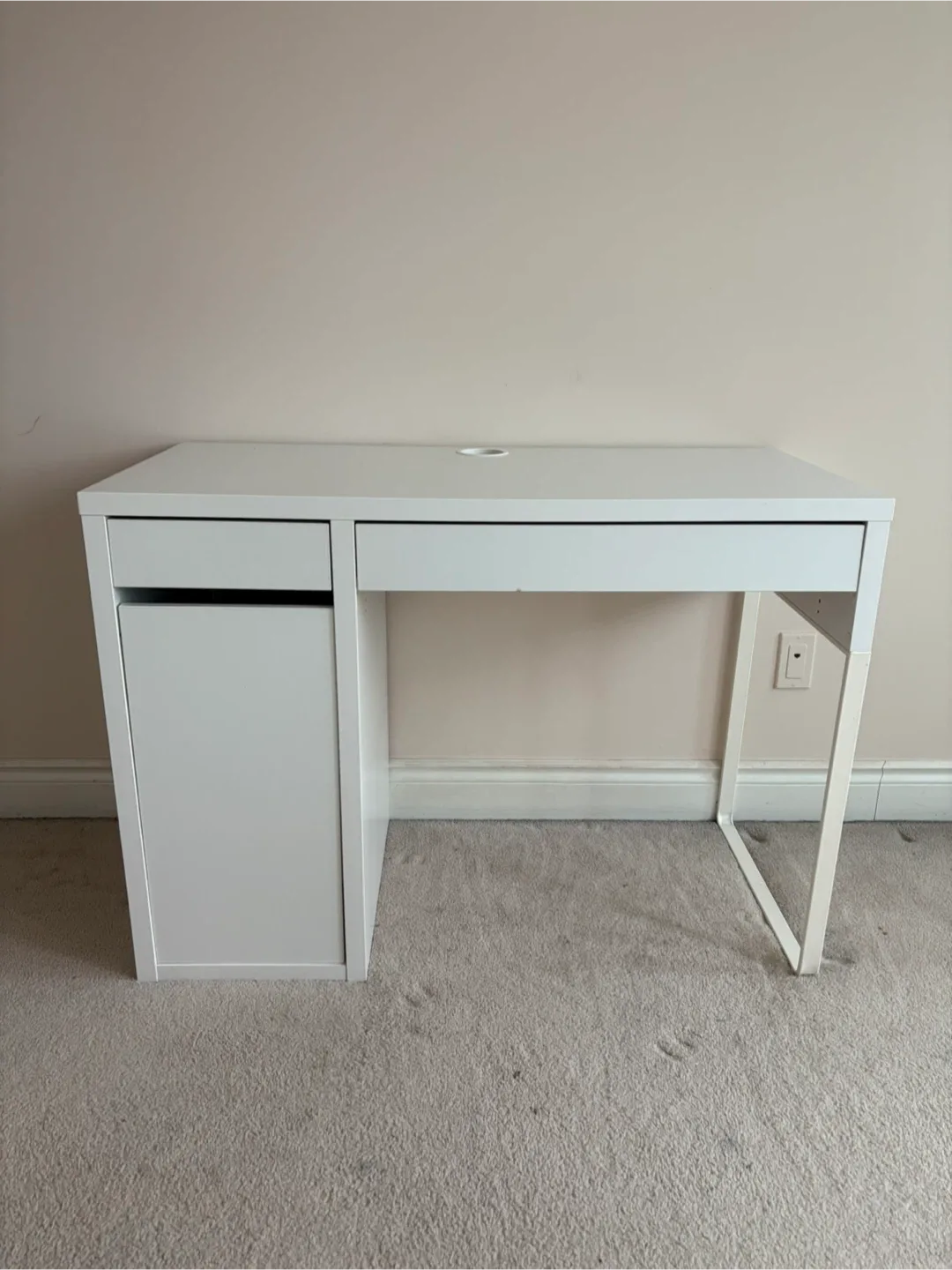 White Desk and Grey Chair Set image indicator(6)