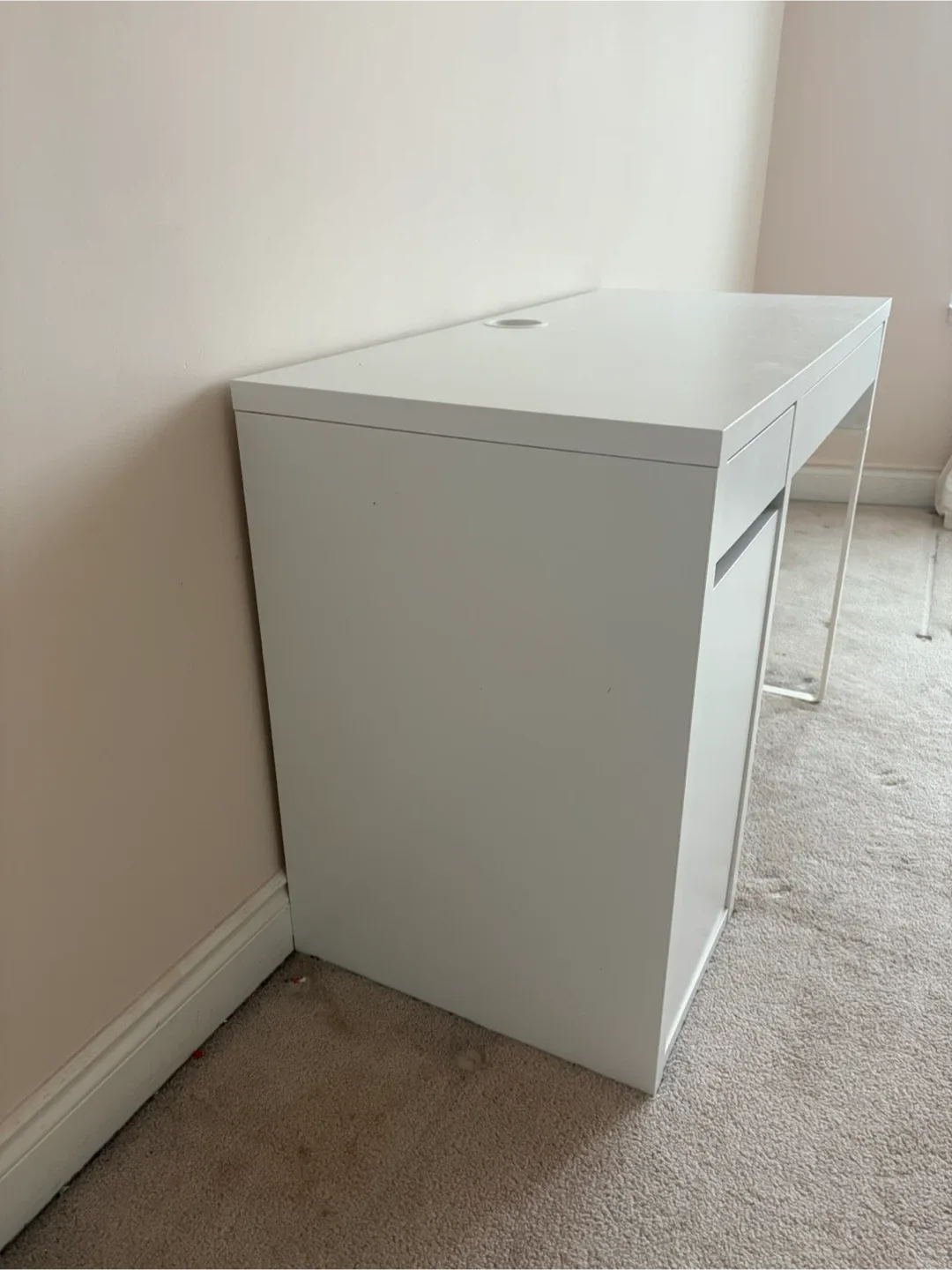 White Desk and Grey Chair Set image indicator(5)