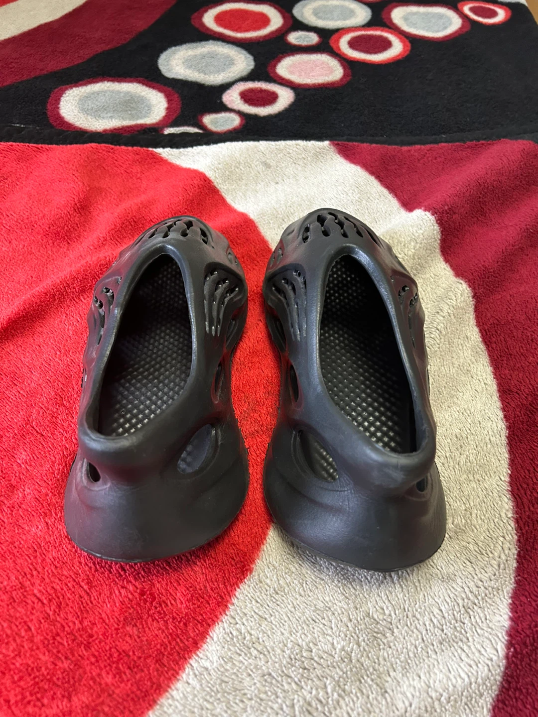 Yeezy Foam Runner Black - photo 3