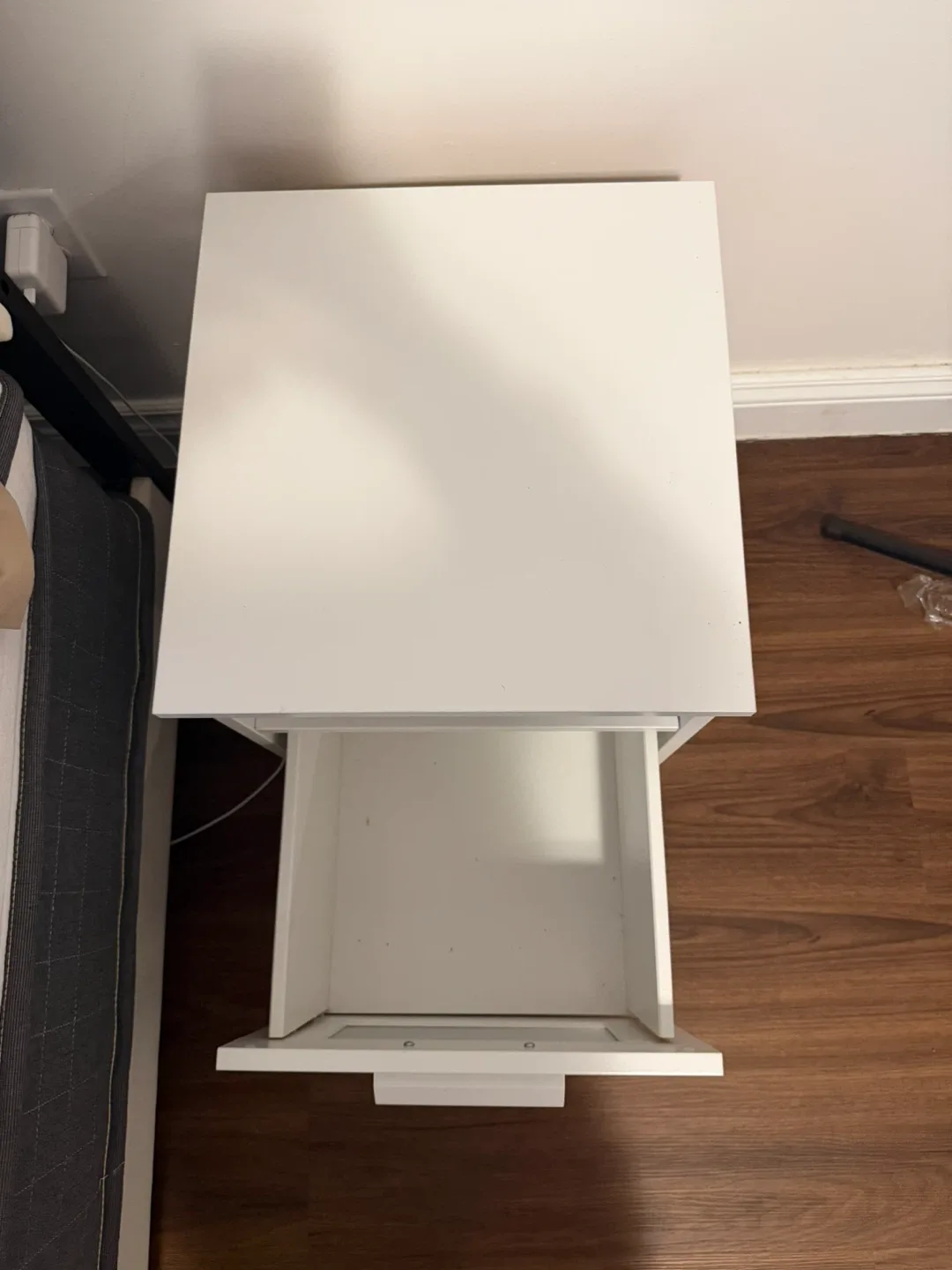 IKEA Hemnes White Nightstand image indicator(3)