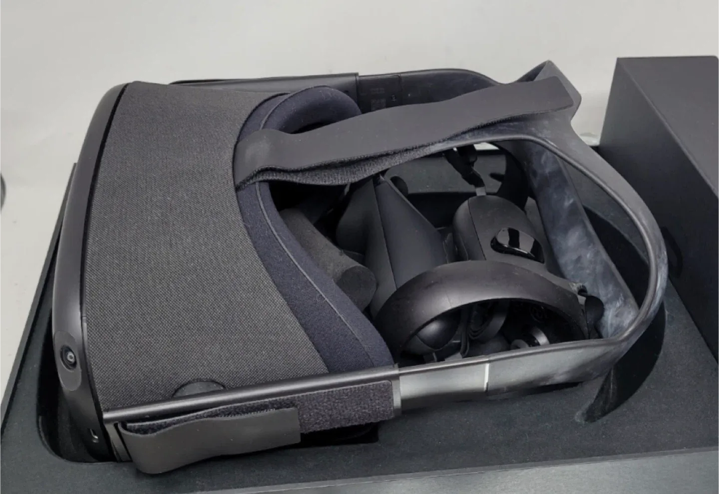Oculus Quest 1 VR Headset with Controllers image indicator(3)