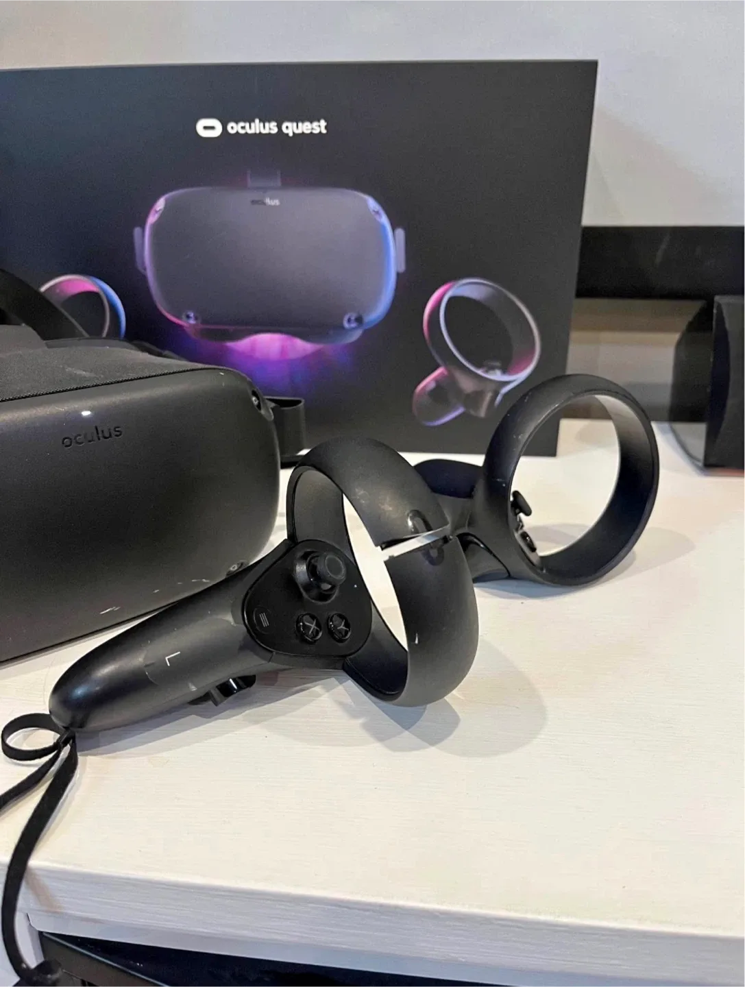 Oculus Quest 1 VR Headset with Controllers image indicator(4)