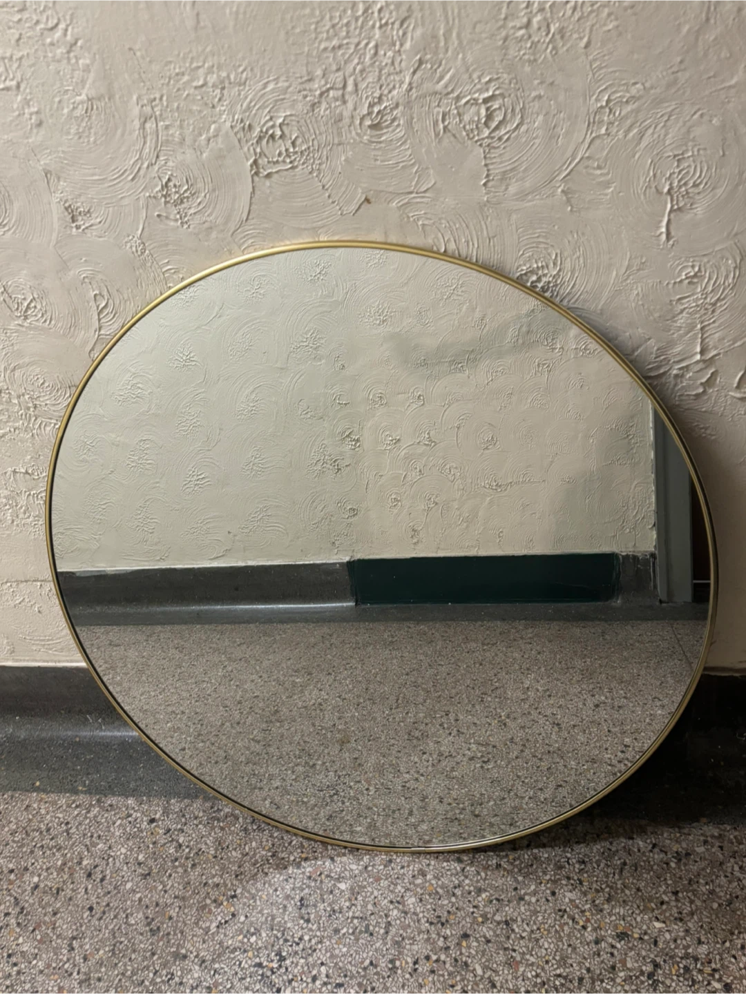 New Umbra Hubba 34" Round Brass Wall Mirror