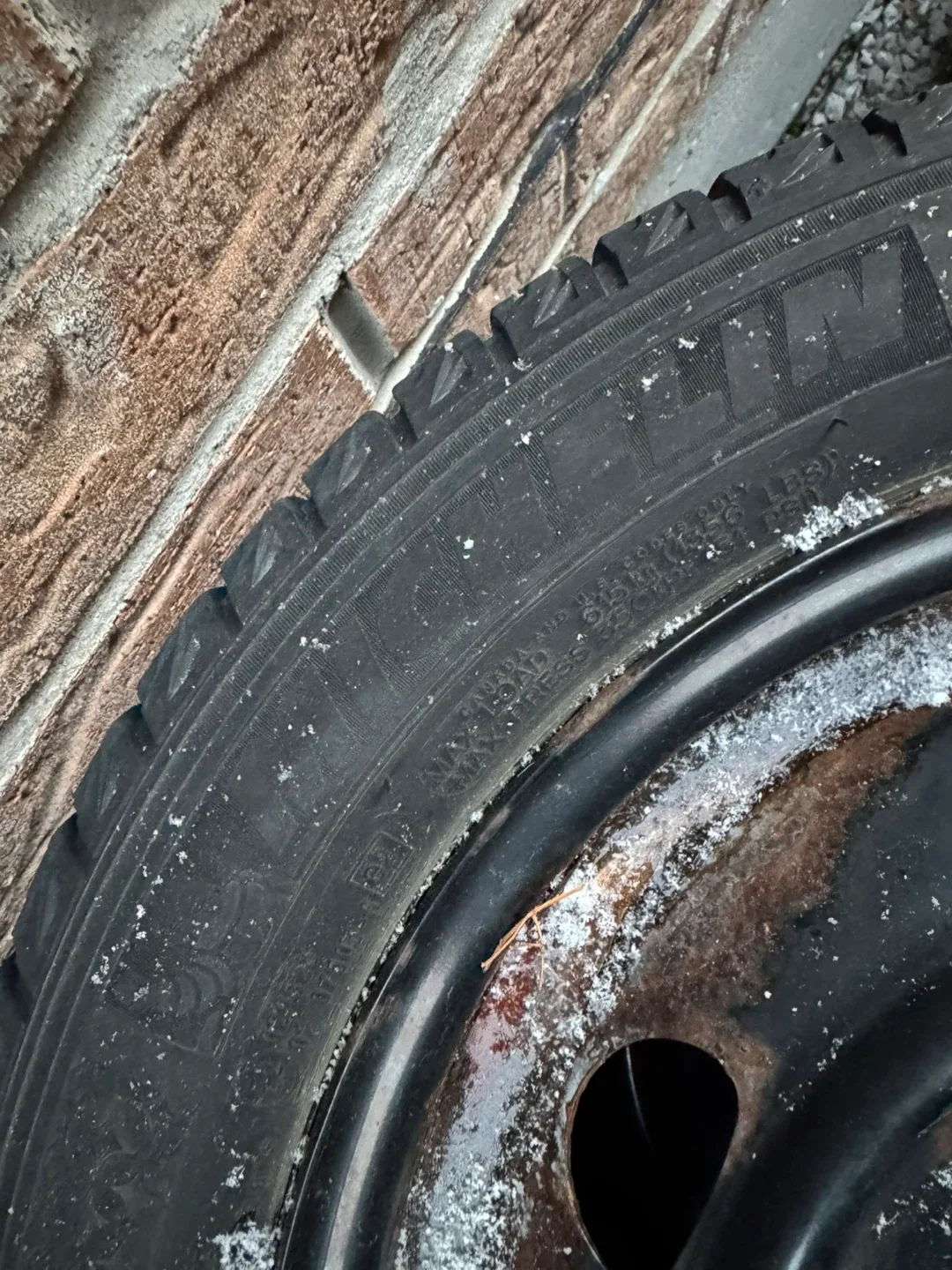 Michelin Winter Tire 205 55R16 image indicator(2)